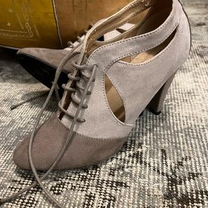 Booties Cushion walk by Avon in stunning stone gray color block- never worn!